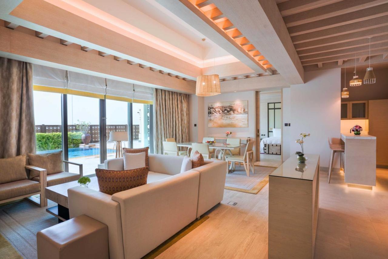 Saadiyat Rotana Resort And Villas Abu Dhabi Esterno foto A living room in a villa at The View