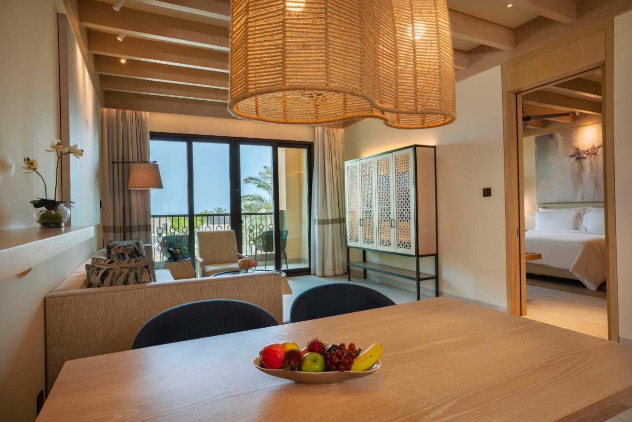 Saadiyat Rotana Resort And Villas Abu Dhabi Esterno foto A suite at the hotel
