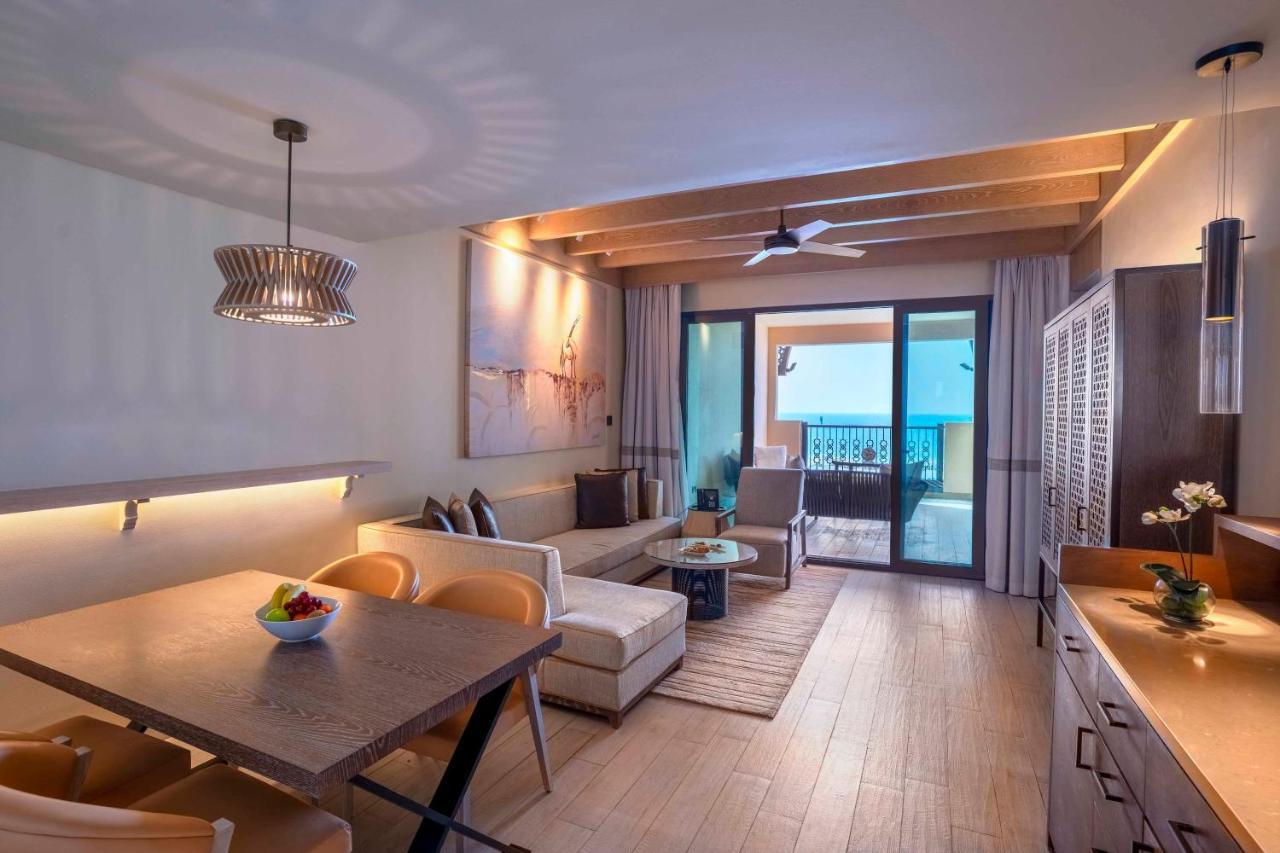 Saadiyat Rotana Resort And Villas Abu Dhabi Esterno foto A suite at the resort