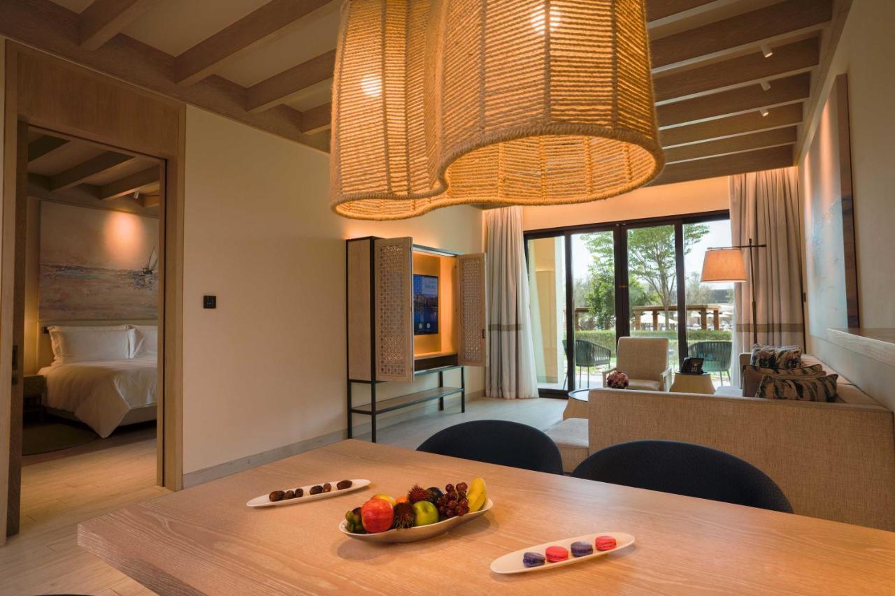 Saadiyat Rotana Resort And Villas Abu Dhabi Esterno foto A suite at the hotel