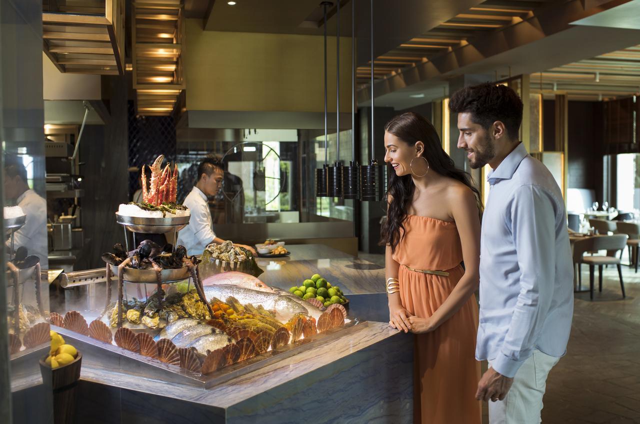 Saadiyat Rotana Resort And Villas Abu Dhabi Esterno foto The buffet at the hotel