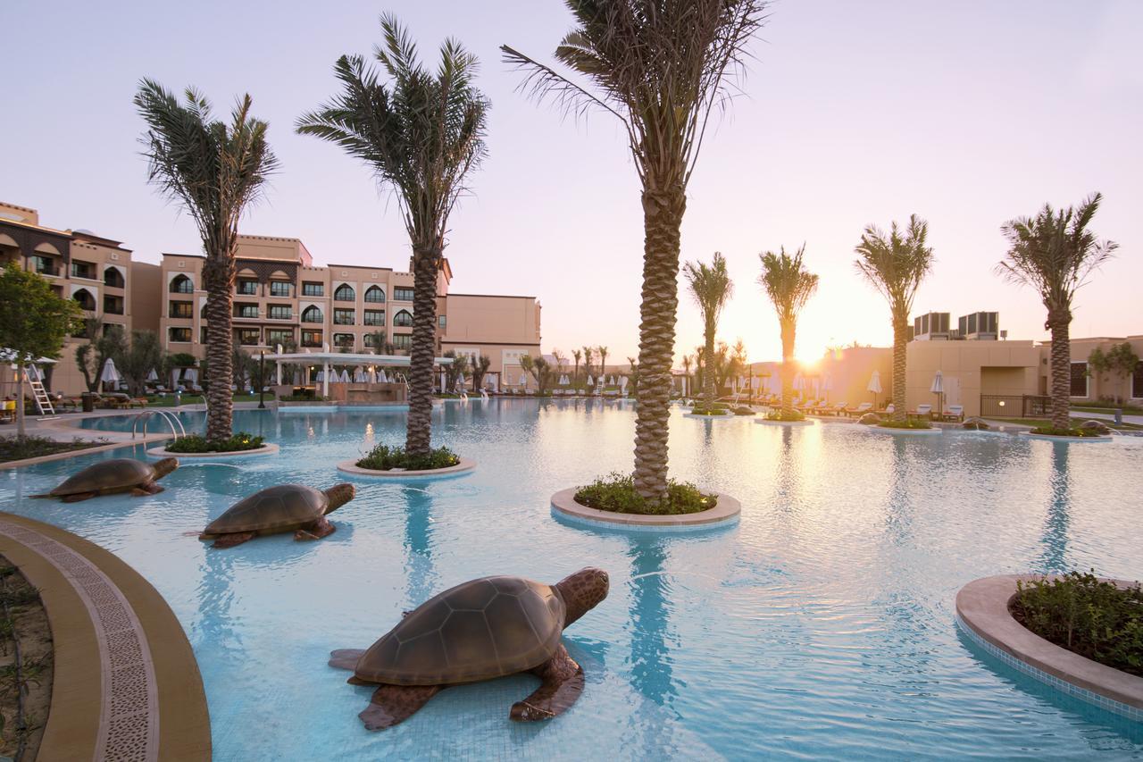 Saadiyat Rotana Resort And Villas Abu Dhabi Esterno foto The pool at the resort