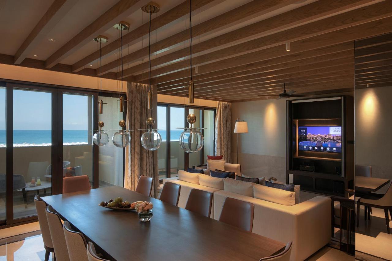 Saadiyat Rotana Resort And Villas Abu Dhabi Esterno foto The interior of a suite at the Atlantis Paradise Island